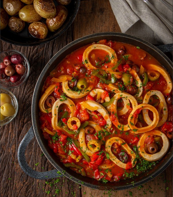 Foto de Krabas en salsa de tomate, morrones y aceitunas  